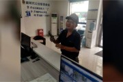 江西萍乡：藏有3万余元现金的旧沙发垫被弃 工人拾金不昧暖人心