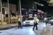 河北一汽车在查酒驾时强行倒车逃离，撞上三轮和特斯拉，当地警方：正在追查