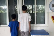 一下蹿高5厘米，杭州初二男生开学喊背疼！妈妈意外发现：竟和课桌椅有关