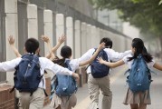多地将从今秋起试行中小学“春秋假”，湖北恩施明确春季和秋季学期放假均不少于1周