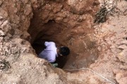 陨石猎人在广东茂名刨坑找到火流星：重达423公斤，藏在地下3米，本人晒样品回应质疑
