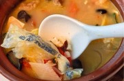 北京一知名烤鸭店菜里吃出塑料袋，门店：系分料包不慎掉入，非预制菜