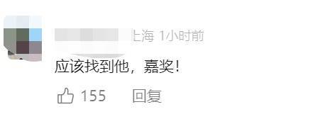 上海突降暴雨，大树枝砸落车前！外卖小哥及时出手