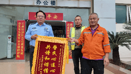 3条“巨龙”卡在高速上，昆明交警1个多小时引导至龙昇服务区