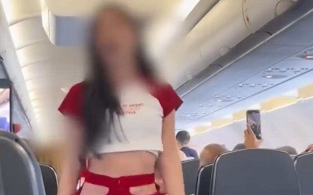 马来西亚空姐飞行途中穿紧身衣跳舞引争议