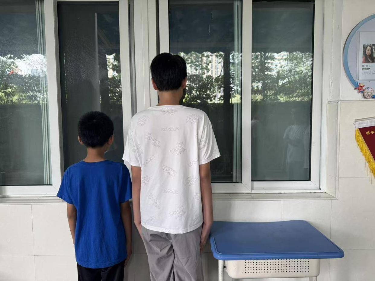 一下蹿高5厘米，杭州初二男生开学喊背疼！妈妈意外发现：竟和课桌椅有关