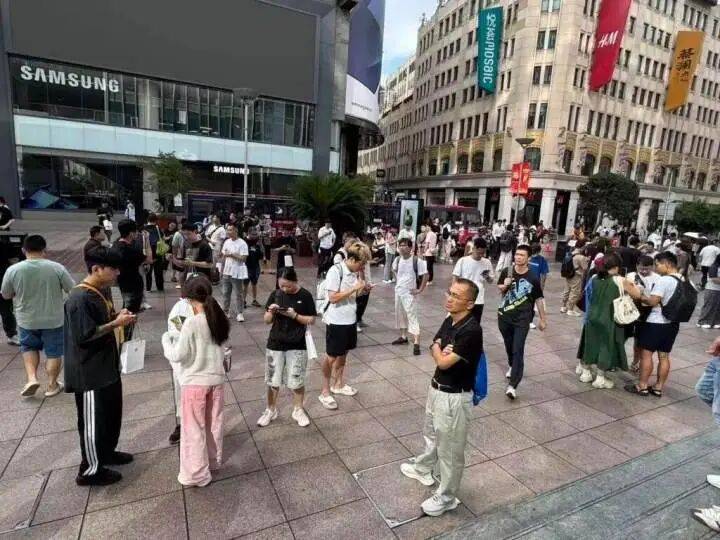iPhone17系列首发，最高加价1500元！但另一款拒收！让黄牛最头痛的手机出现了……