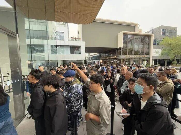 iPhone17系列首发，最高加价1500元！但另一款拒收！让黄牛最头痛的手机出现了……