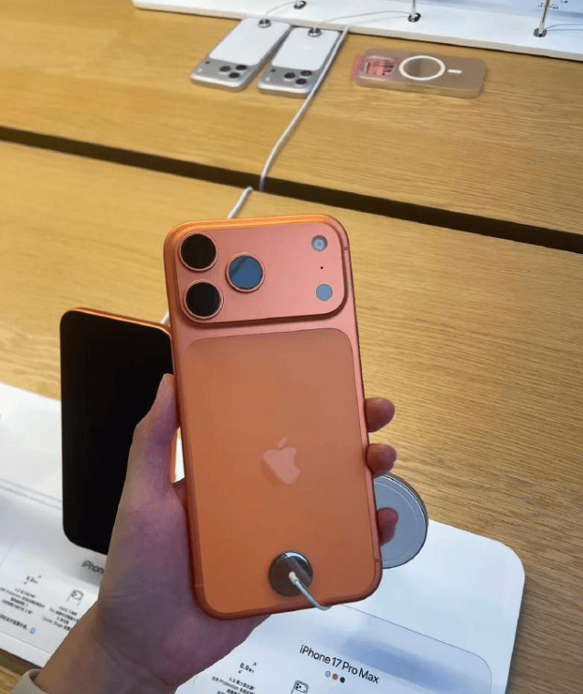 iPhone17系列首发，最高加价1500元！但另一款拒收！让黄牛最头痛的手机出现了……