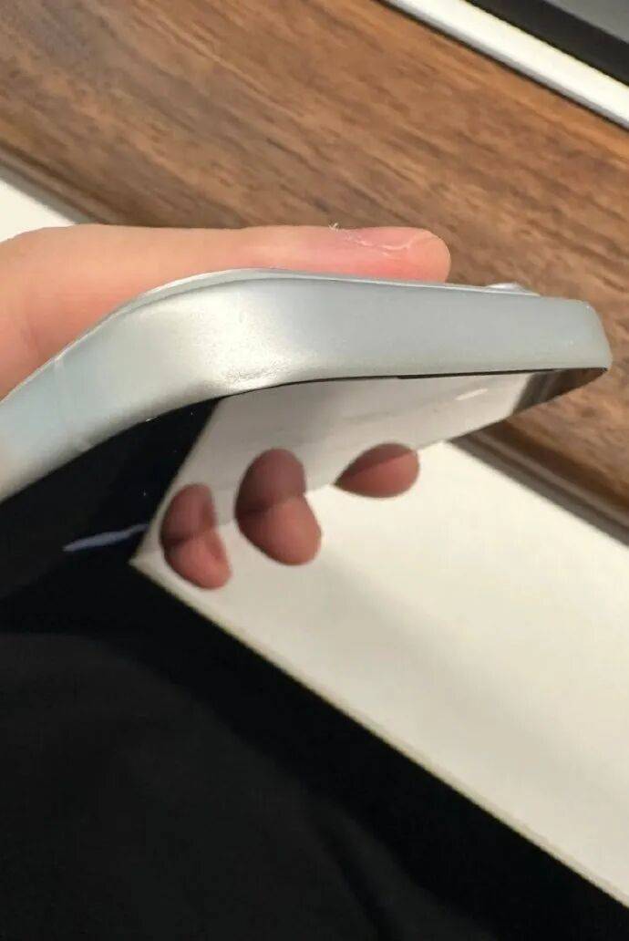 iPhone17系列首发，最高加价1500元！但另一款拒收！让黄牛最头痛的手机出现了……