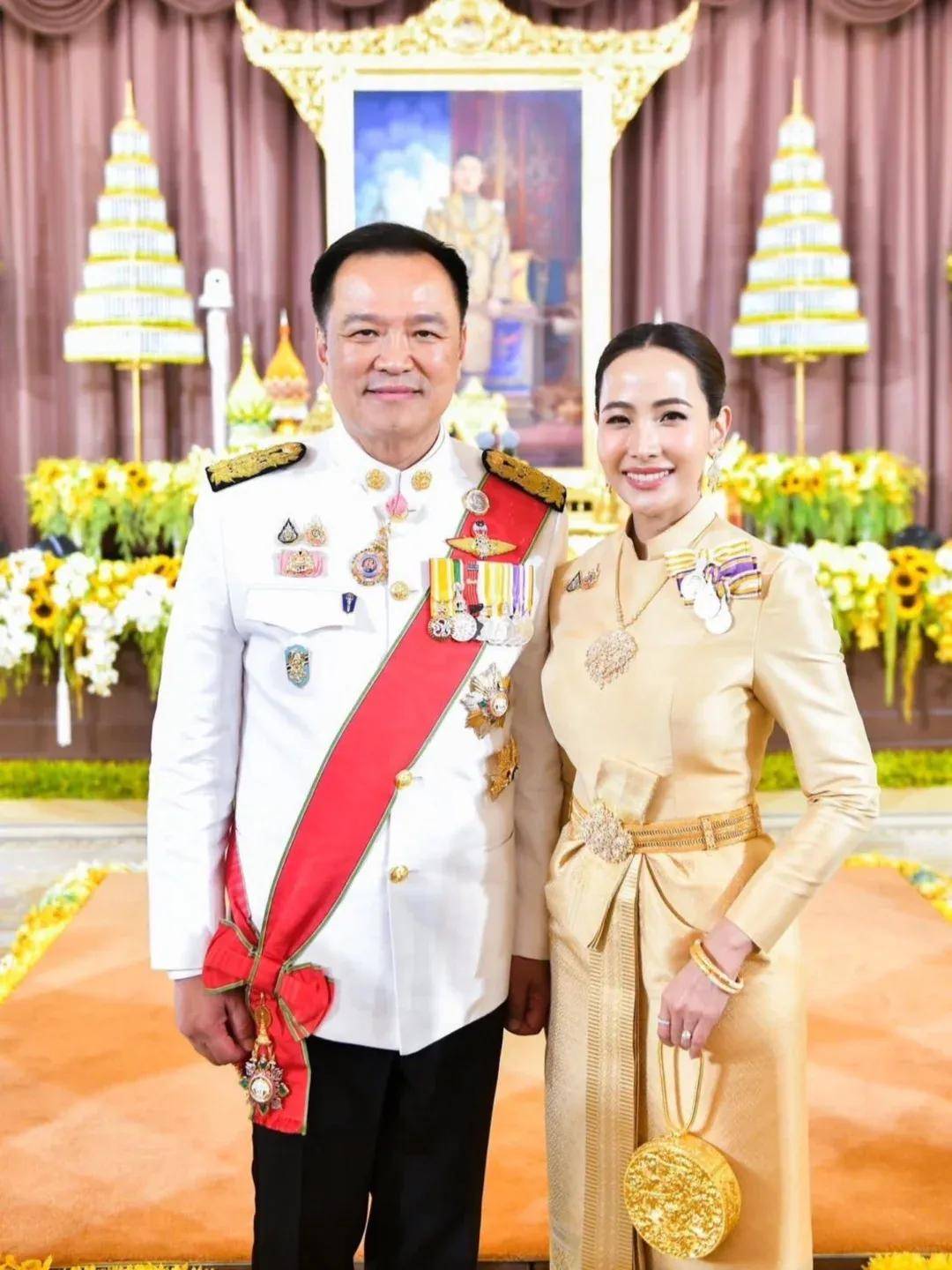 泰国新总理夫人：比总理小20岁，网红店主，气质温婉，钟爱名表