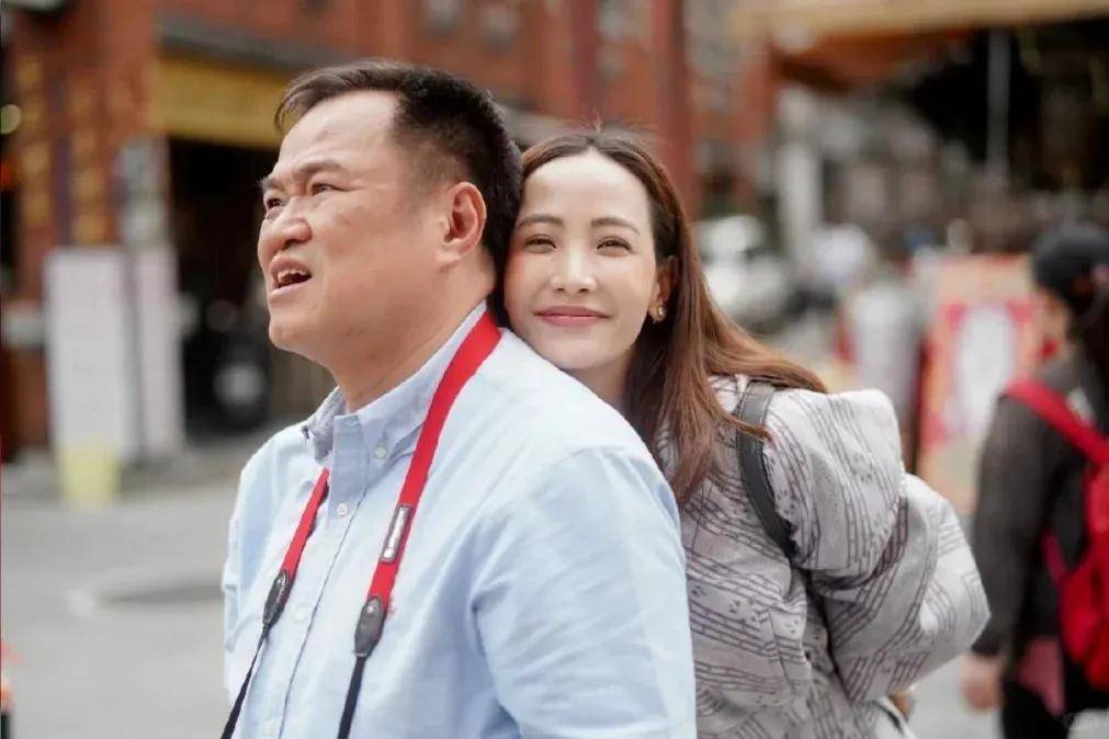泰国新总理夫人：比总理小20岁，网红店主，气质温婉，钟爱名表
