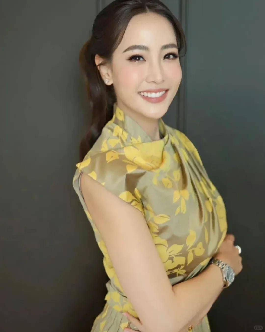 泰国新总理夫人：比总理小20岁，网红店主，气质温婉，钟爱名表