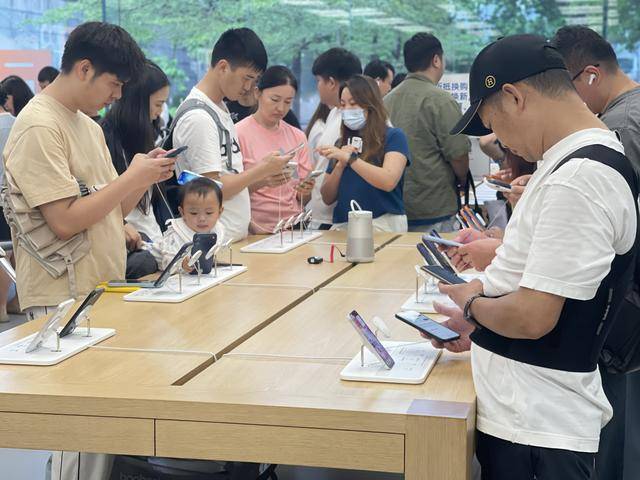 iPhone 17系列开售，国产厂商“集体”降价迎战，火力全开！