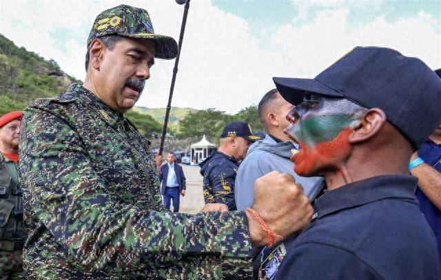 美军集结到位，就等特朗普开战命令，马杜罗慌了神，中方打开天窗说亮话