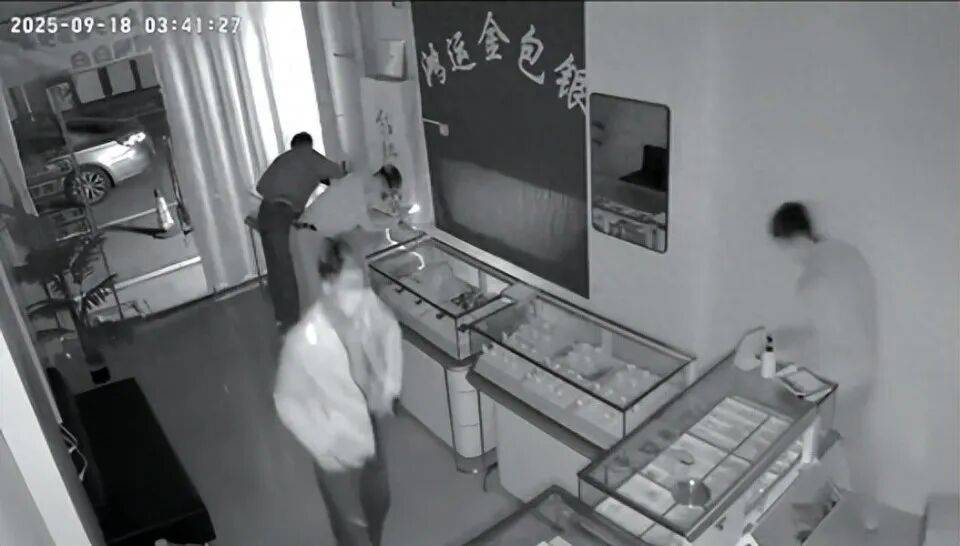 山东一家金店凌晨遭洗劫！抢走大件金饰……