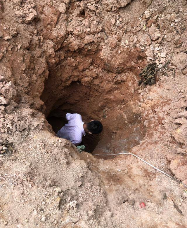 陨石猎人在广东茂名刨坑找到火流星：重达423公斤，藏在地下3米，本人晒样品回应质疑