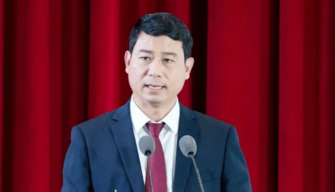 侯同波为谋求职务晋升，多次向某领导特定关系人赠送名贵礼品